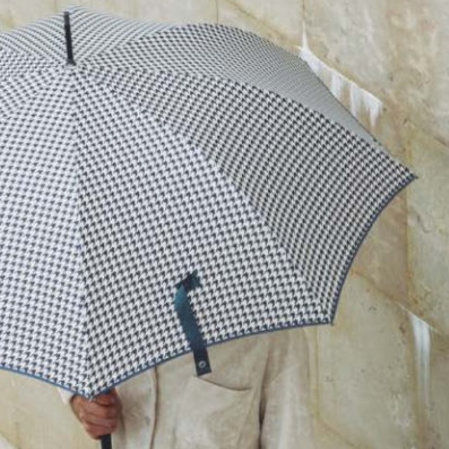 Klasyczna parasolka w pepitkę.