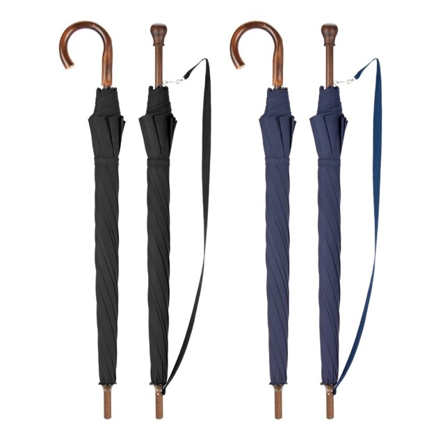 Długie parasole z unikalnymi, drewnianymi rączkami.