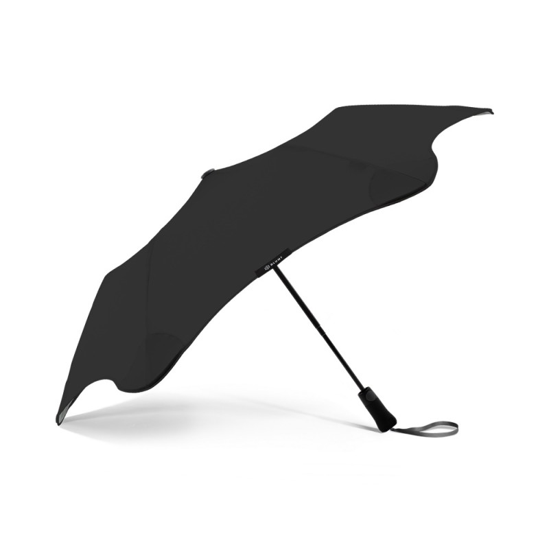 rozłożony czarny parasol Blunt Metro