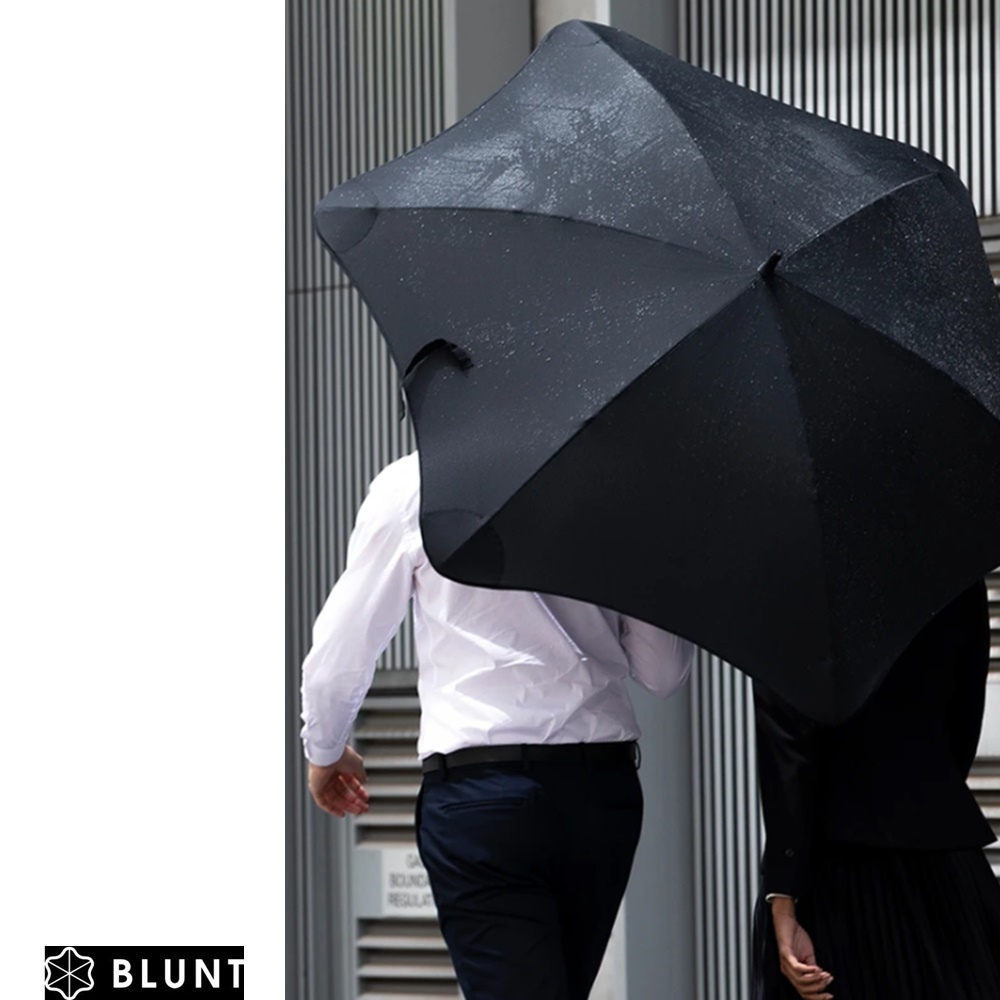 parasol Blunt Charcoal Exec chroni dwie osoby przed deszczem